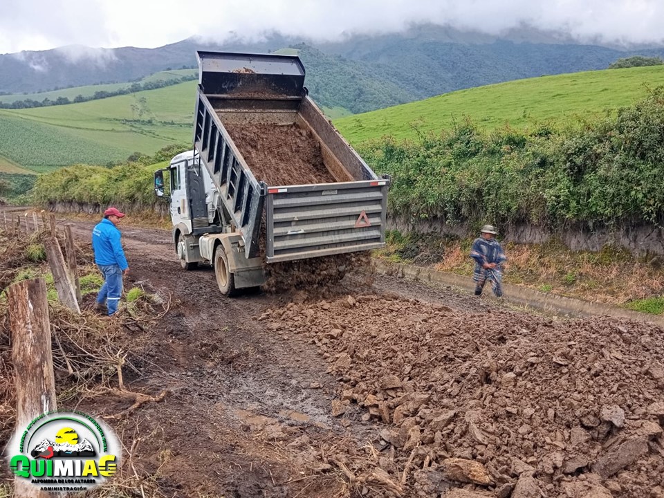 Trabajos De Lastrado De La Plataforma Del Canal De Riego En La Comunidad De Guntus