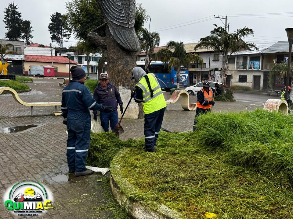 Mantenimiento del parque central de Quimiag