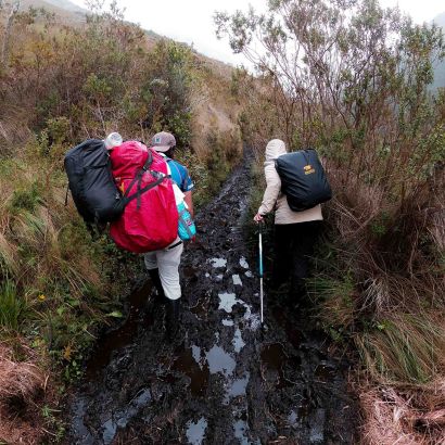 60c230facb94c71a218561a7 wili cargando tres mochilas min