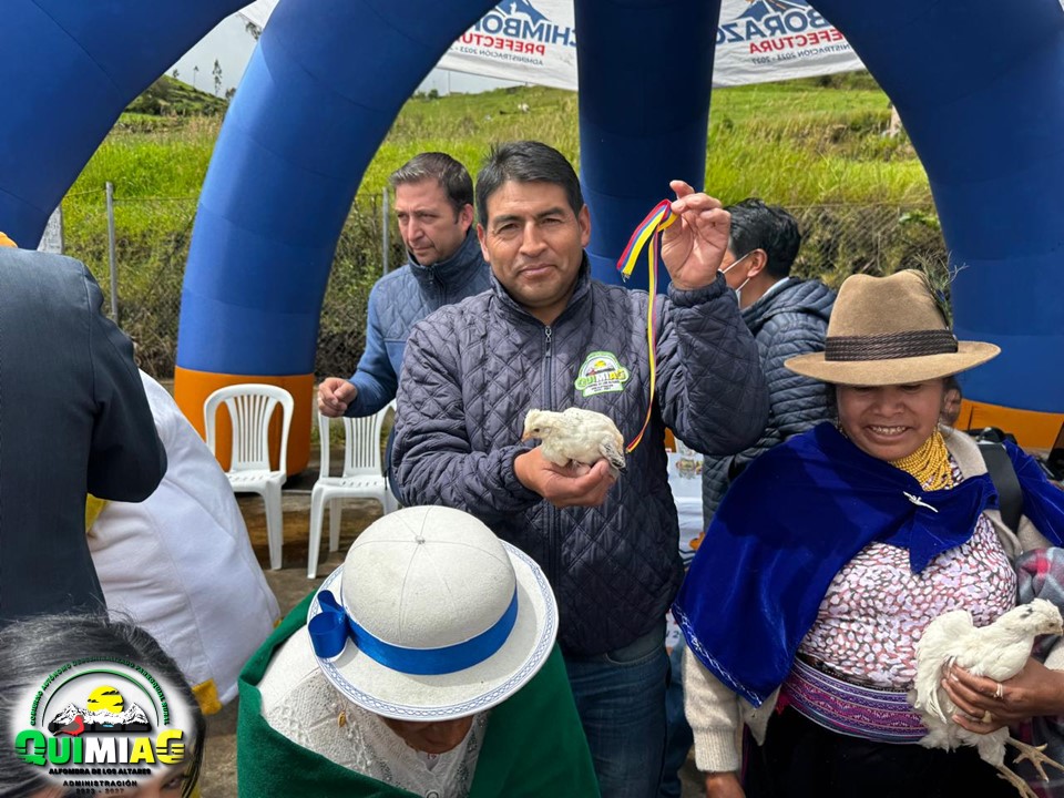 Apoyo a mujeres rurales: GAD Quimiag y Prefectura de Chimborazo entregan 1080 pollos para impulsar la economía local