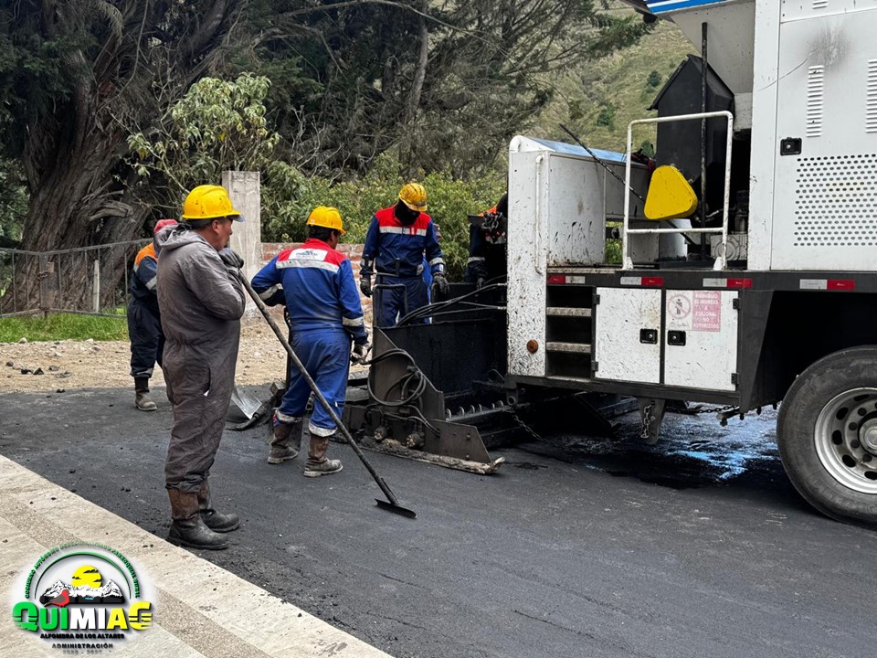 Avanza el reasfaltado de la vía a la Virgen de la Anunciación del Puente con apoyo del GAD Quimiag y la Prefectura